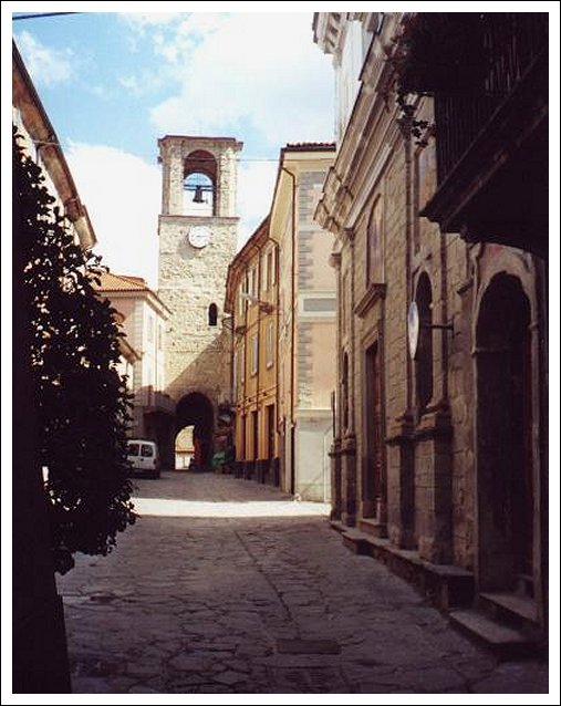 Via Di Dentro e, in fondo, Porta Soprana